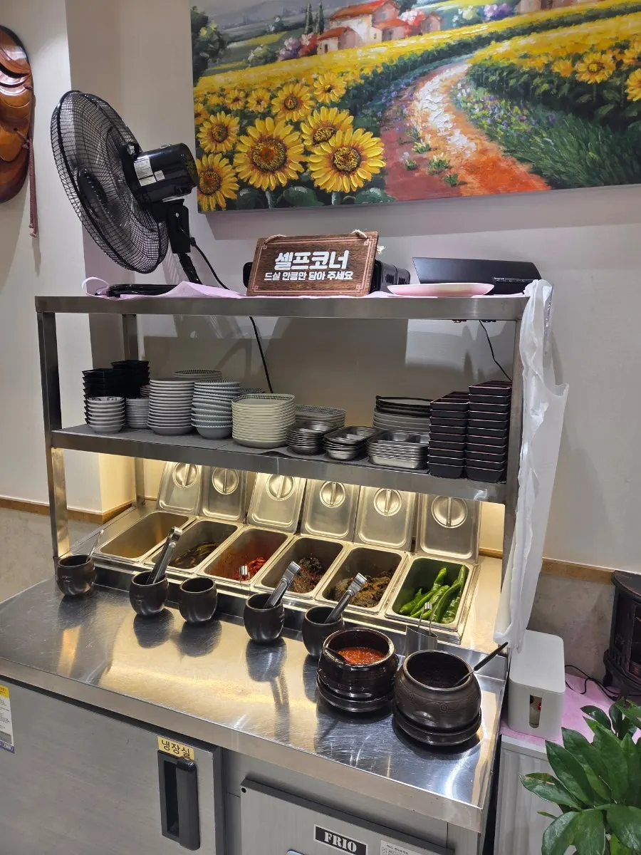 Lunch seating at Geumnyeong Gomtang Yeoksam Branch