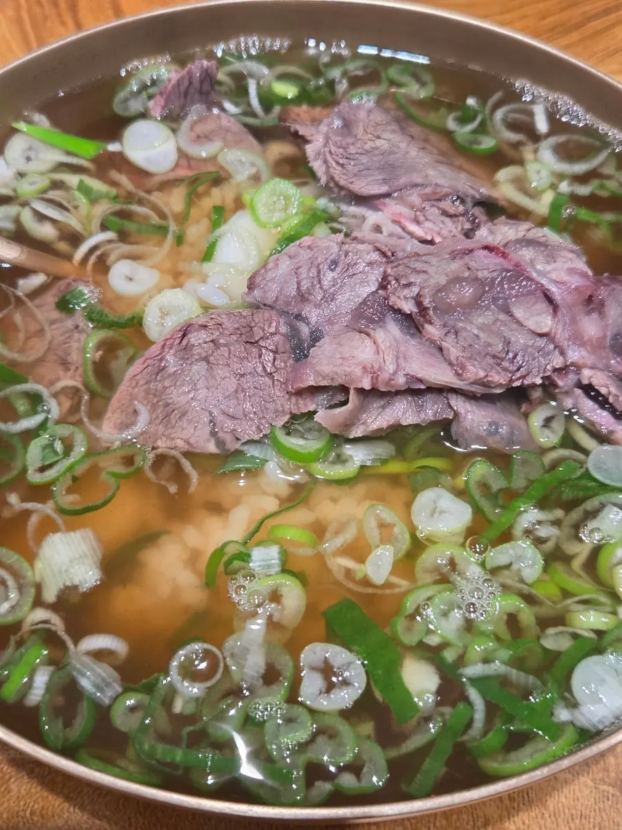 Mixing rice into the gomtang broth