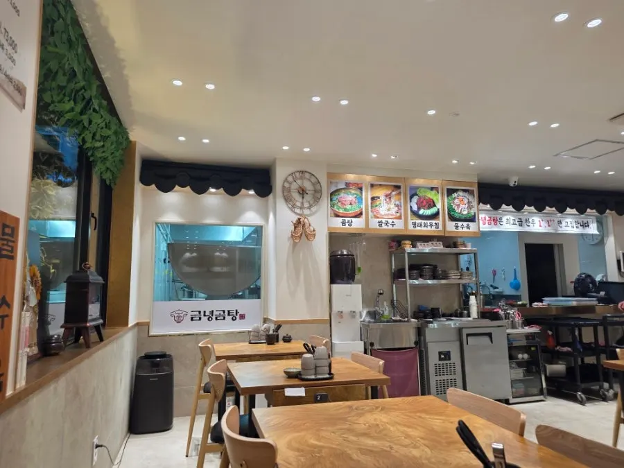 주문 후 먼저 나온 물과 김치