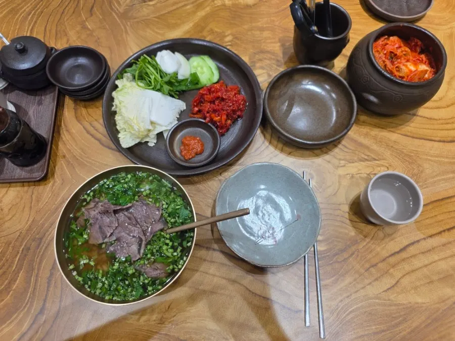 미나리 곰탕과 명태회무침 상차림