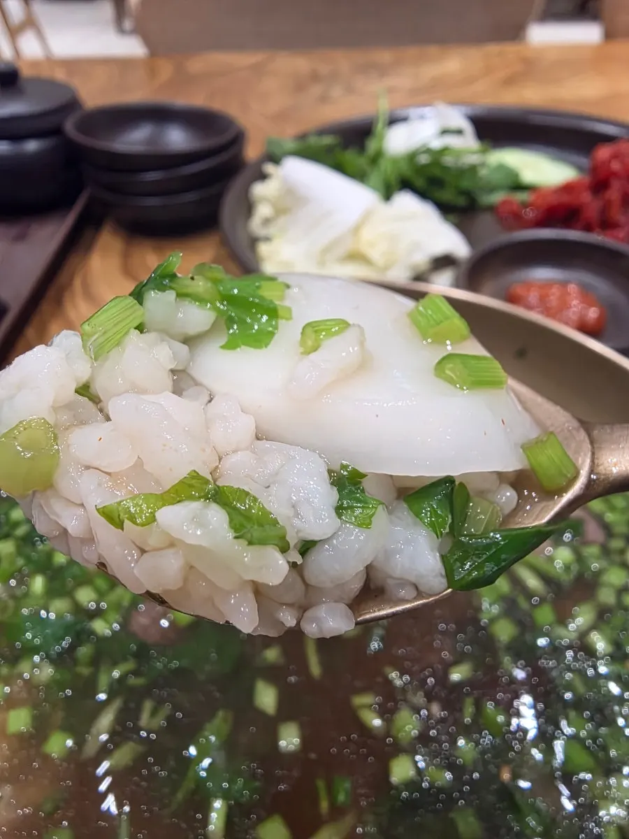 미나리가 올라간 곰탕 한 그릇