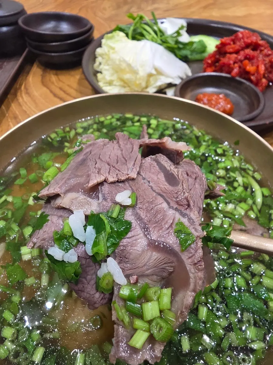 곰탕 속 실한 고기 건더기