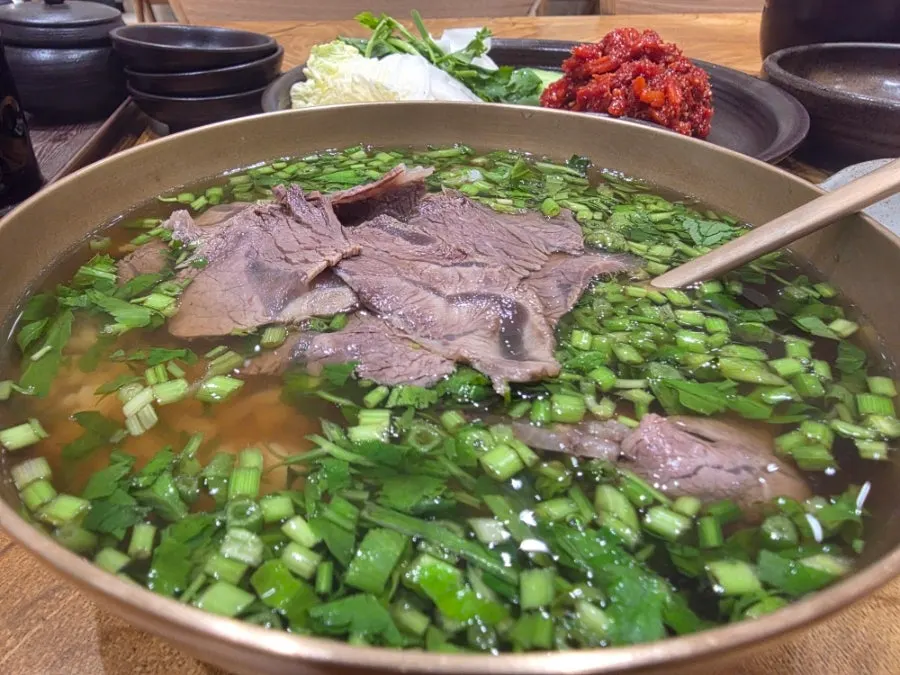 곰탕 고기를 건져 올린 숟가락