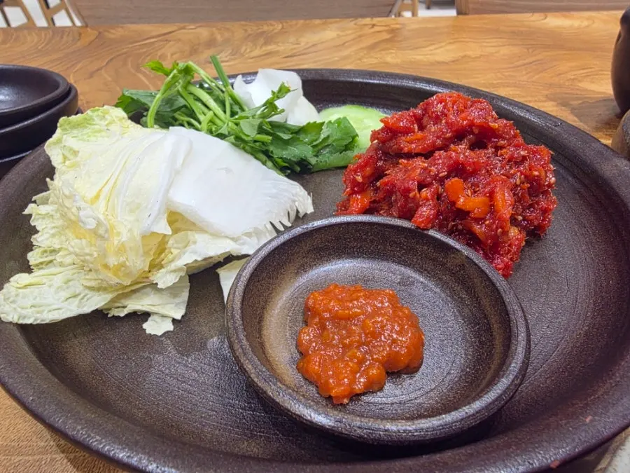 다 먹어가는 미나리 곰탕 그릇
