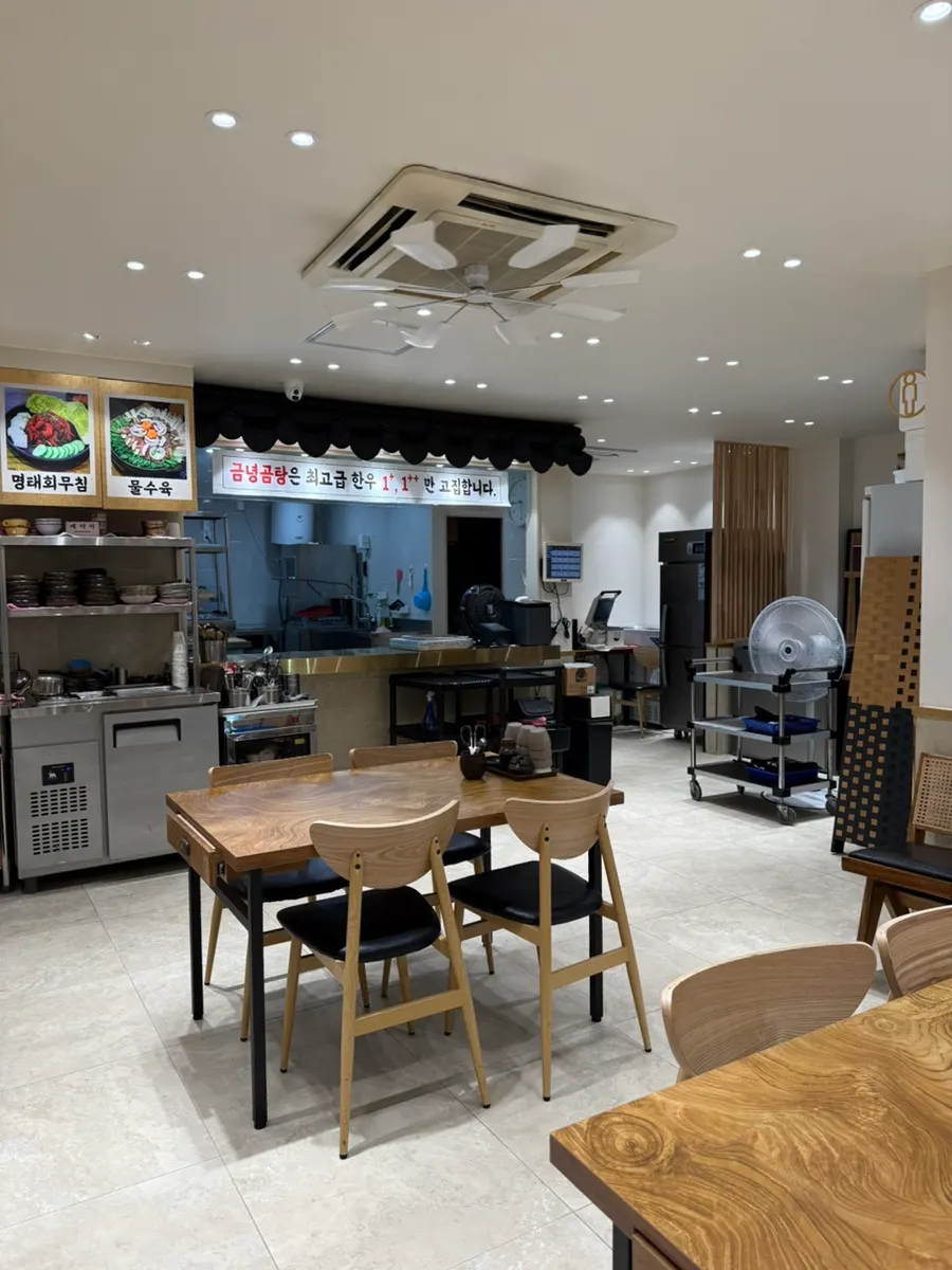 Spacious, clean interior of Geumnyeong Gomtang Yeoksam Branch