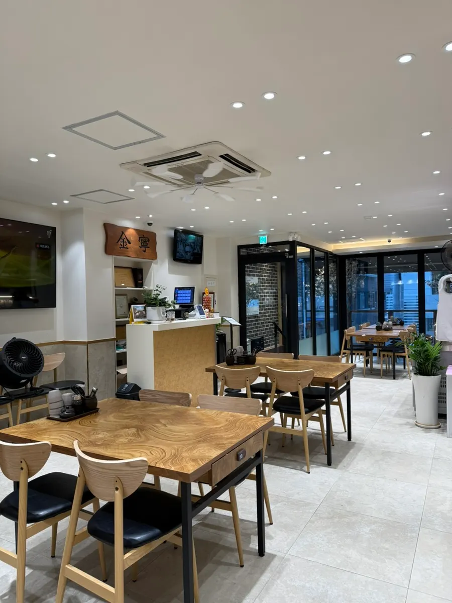 Spotlessly cleaned seating area of the gomtang restaurant