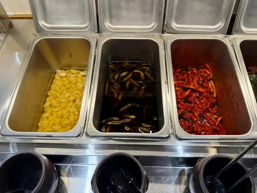 Self-serve bar containers with two kinds of pickled perilla leaves