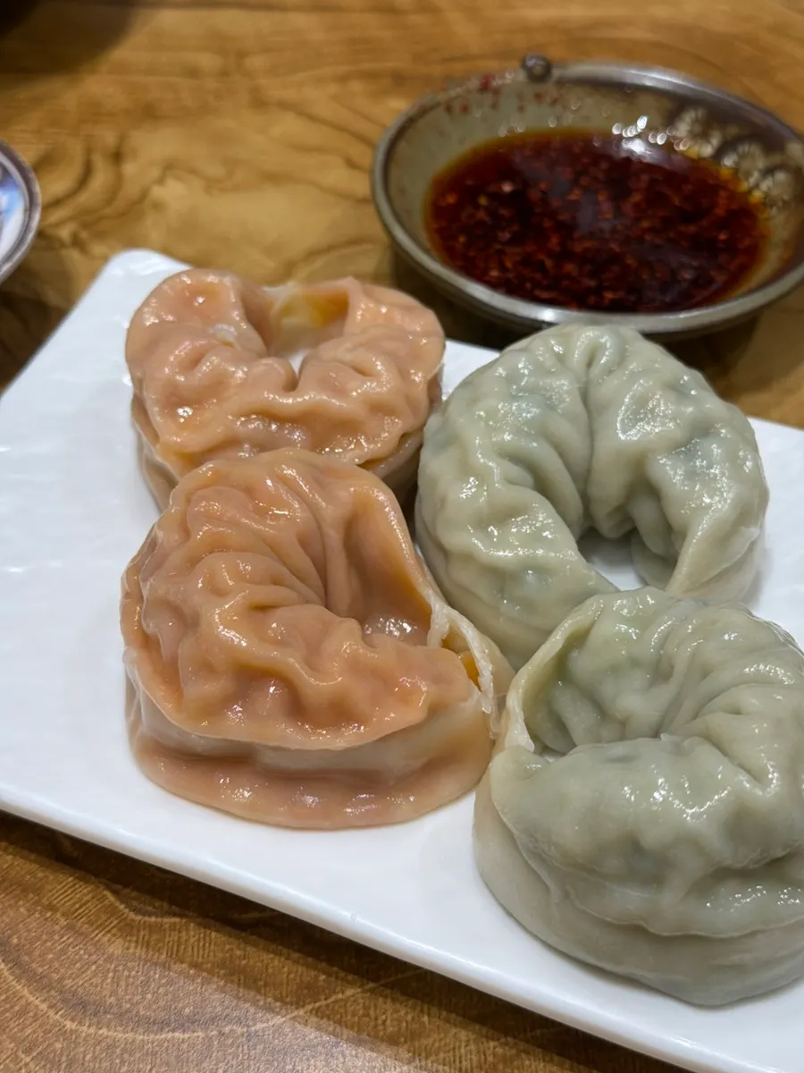 4 steamed dumplings, half meat and half kimchi