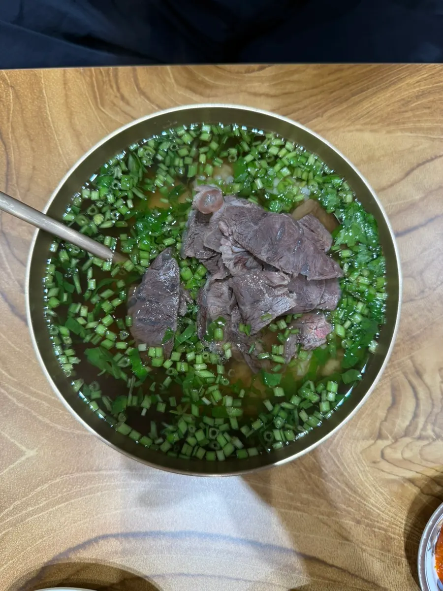 Bowl of minari gomtang piled high with water dropwort