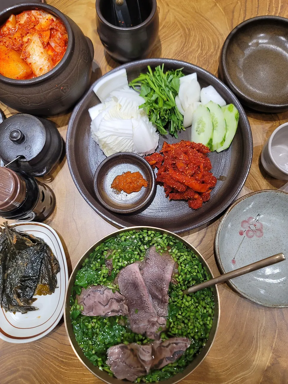 항아리 그릇에 담긴 명태회무침과 야채