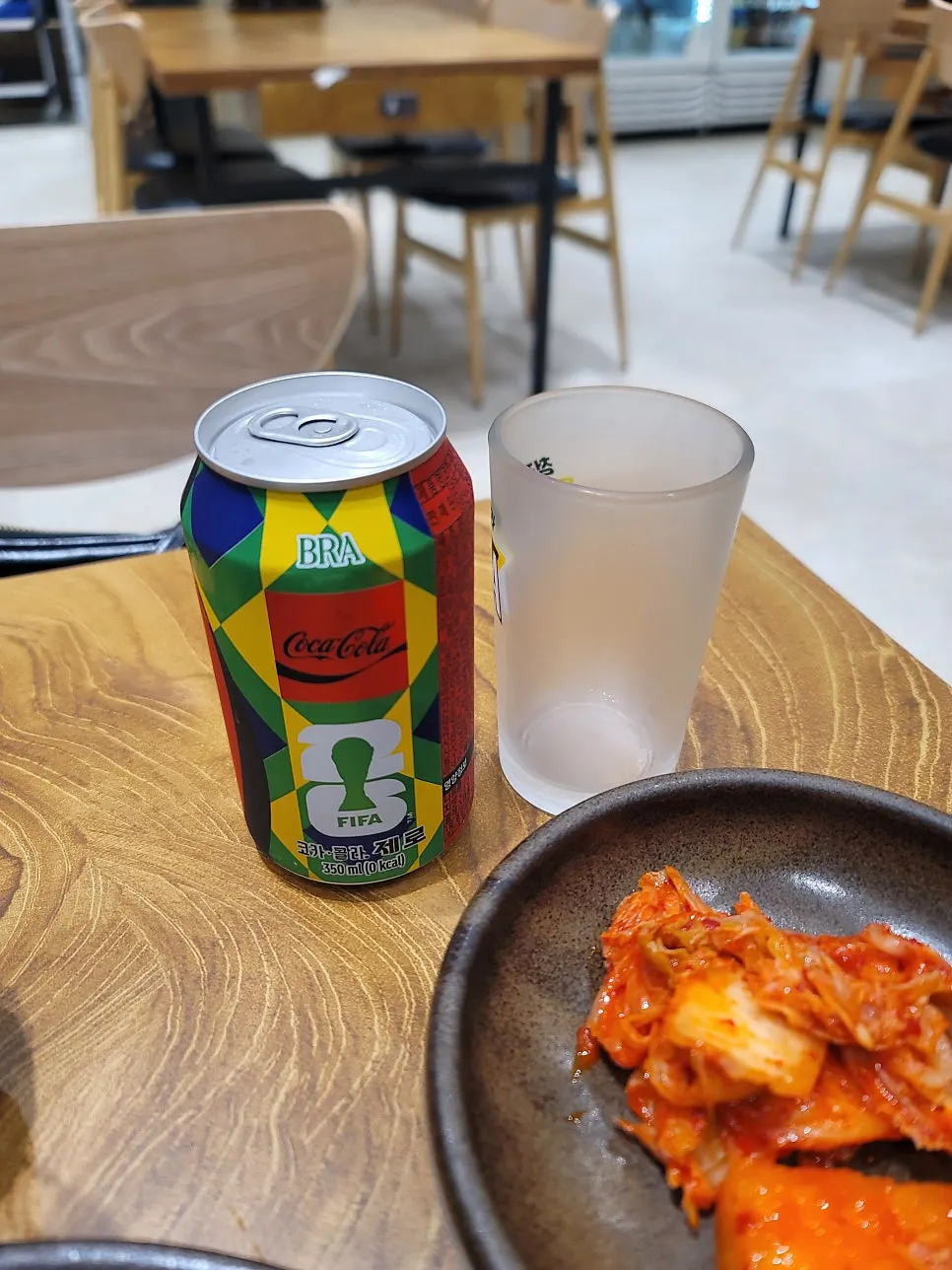 미나리곰탕과 명태회무침 깻잎 한상 차림