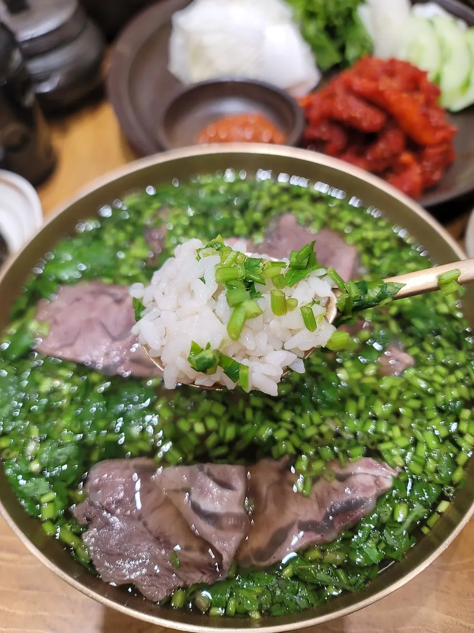 국물에 밥이 가득 들어간 곰탕 속