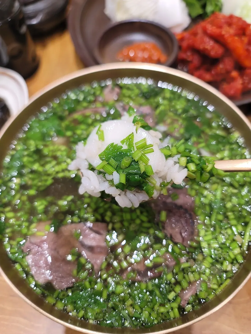 곰탕 국물과 밥을 떠올린 숟가락