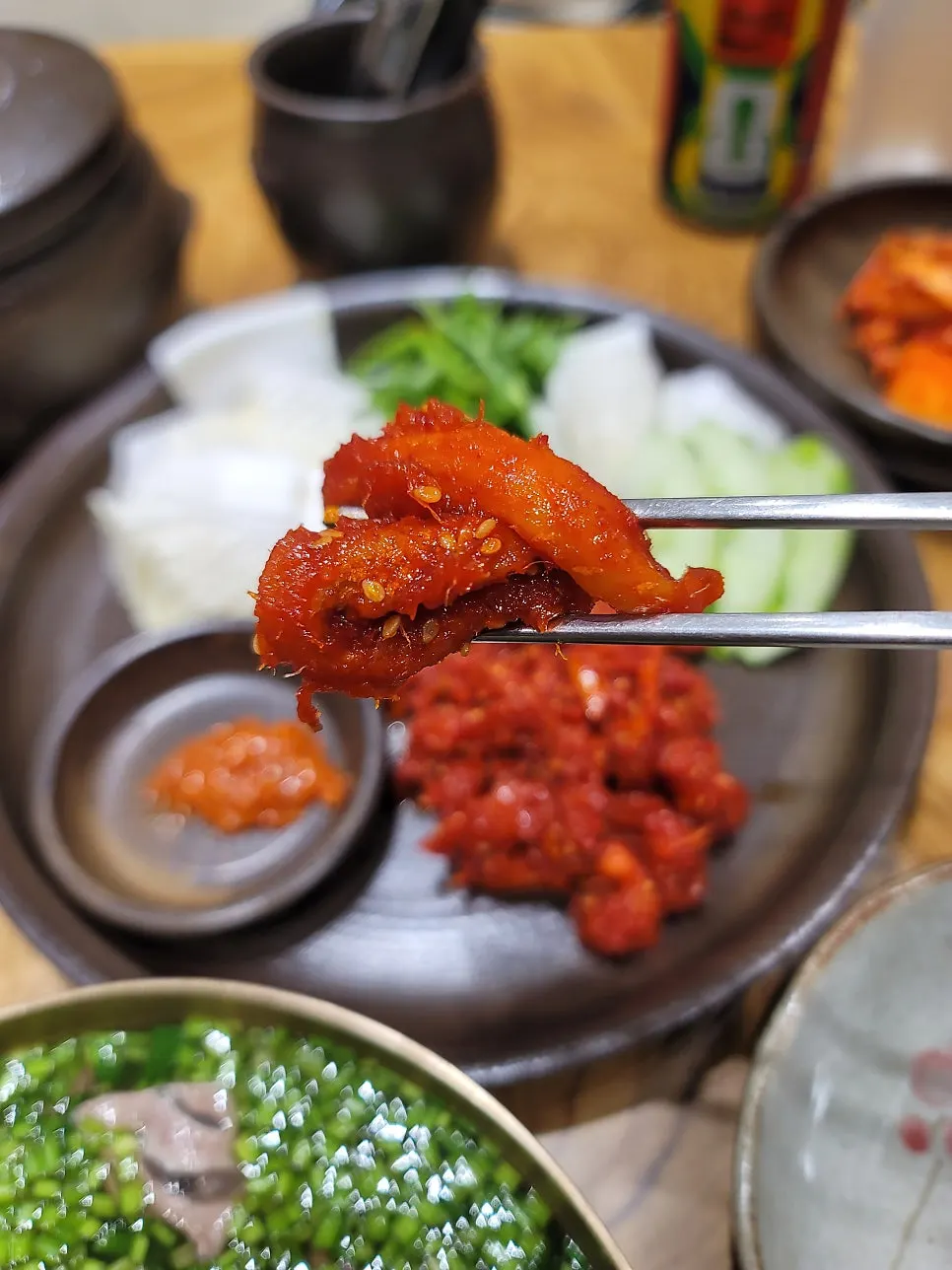 푹 고아낸 한우 고기 한 점