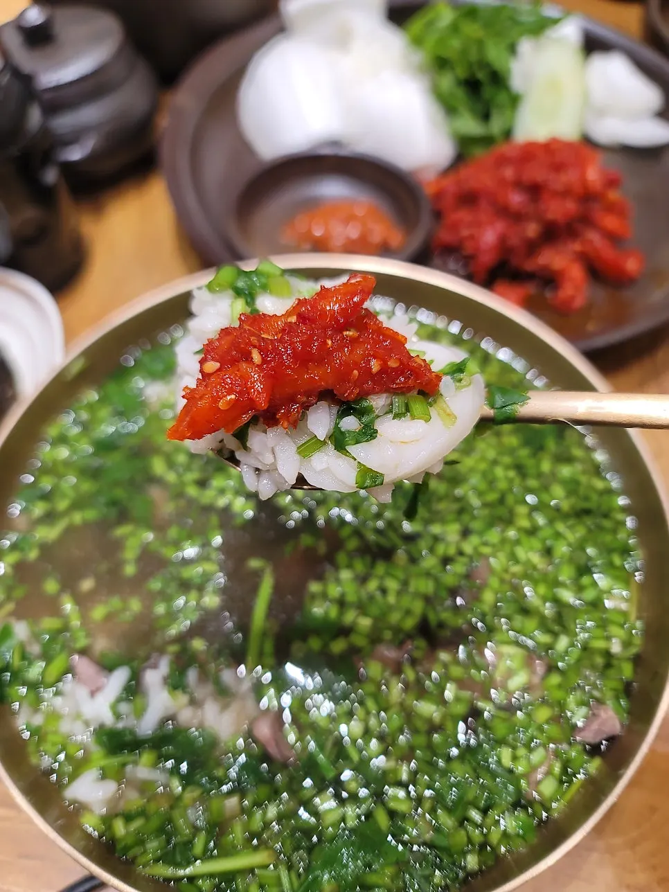 곰탕 밥에 올린 명태회무침