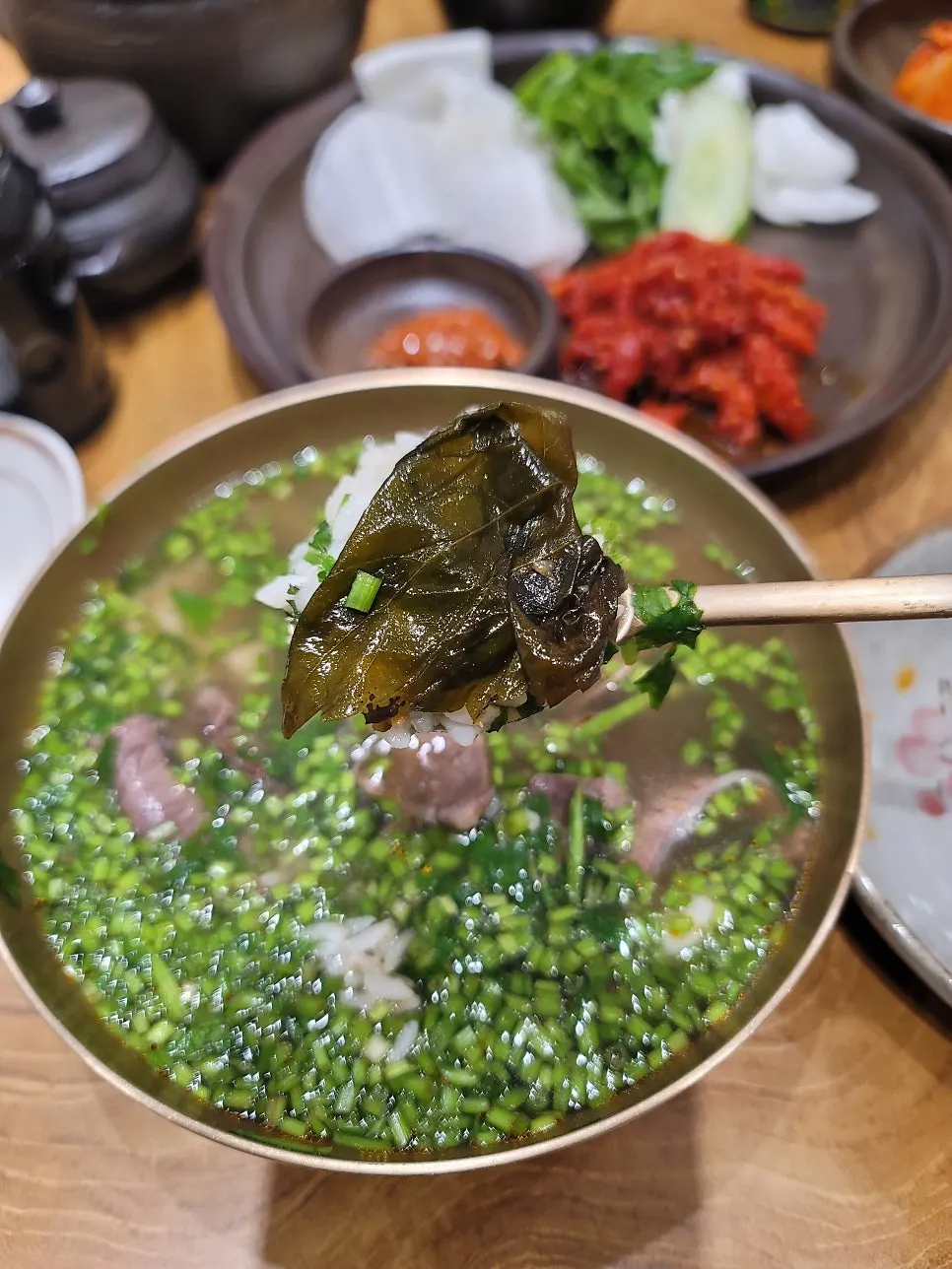셀프바 깻잎과 함께 먹는 미나리곰탕