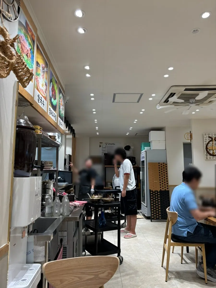 테이블 간격이 넓은 금녕곰탕 역삼점 내부