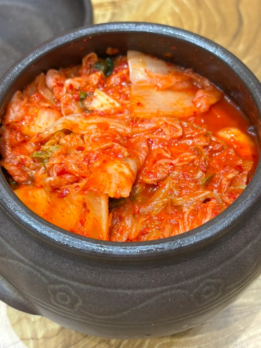 테이블 옆 서랍의 수저받침대와 젓가락