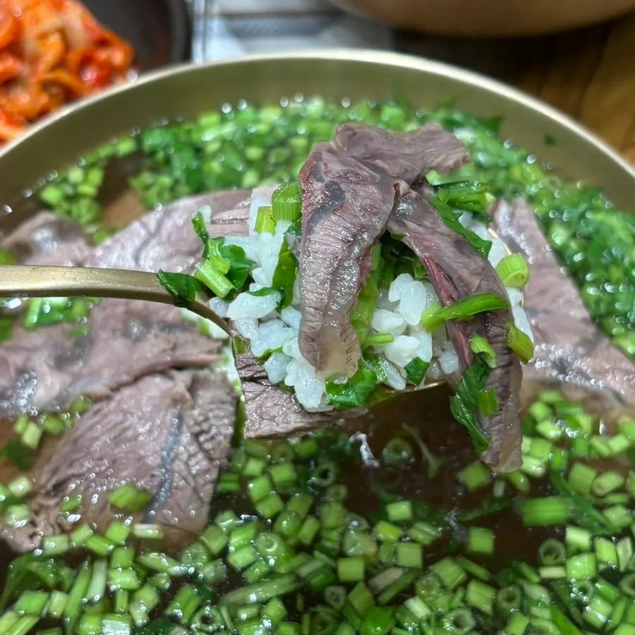 미나리곰탕과 신맛 도는 김치 조합
