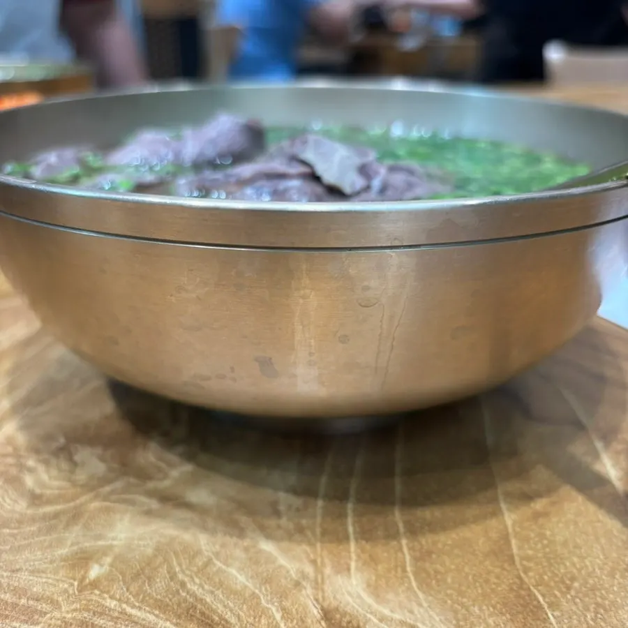 곰탕과 함께 놓인 반찬 접시