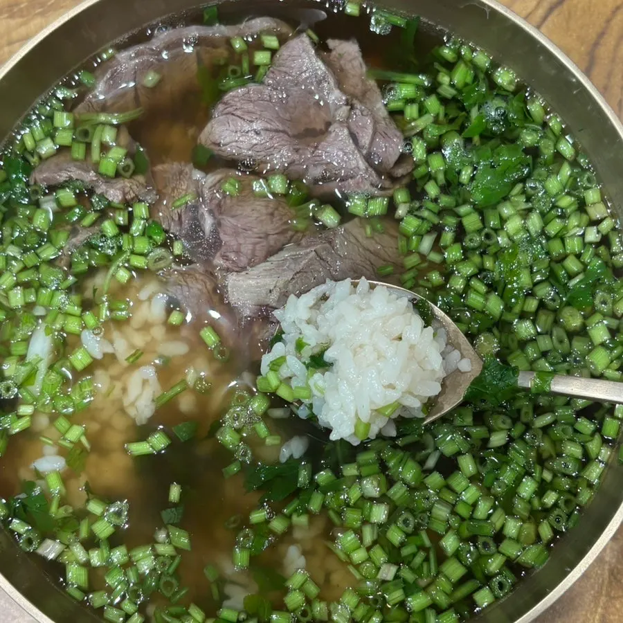 높이 차이가 나는 특곰탕과 기본 곰탕