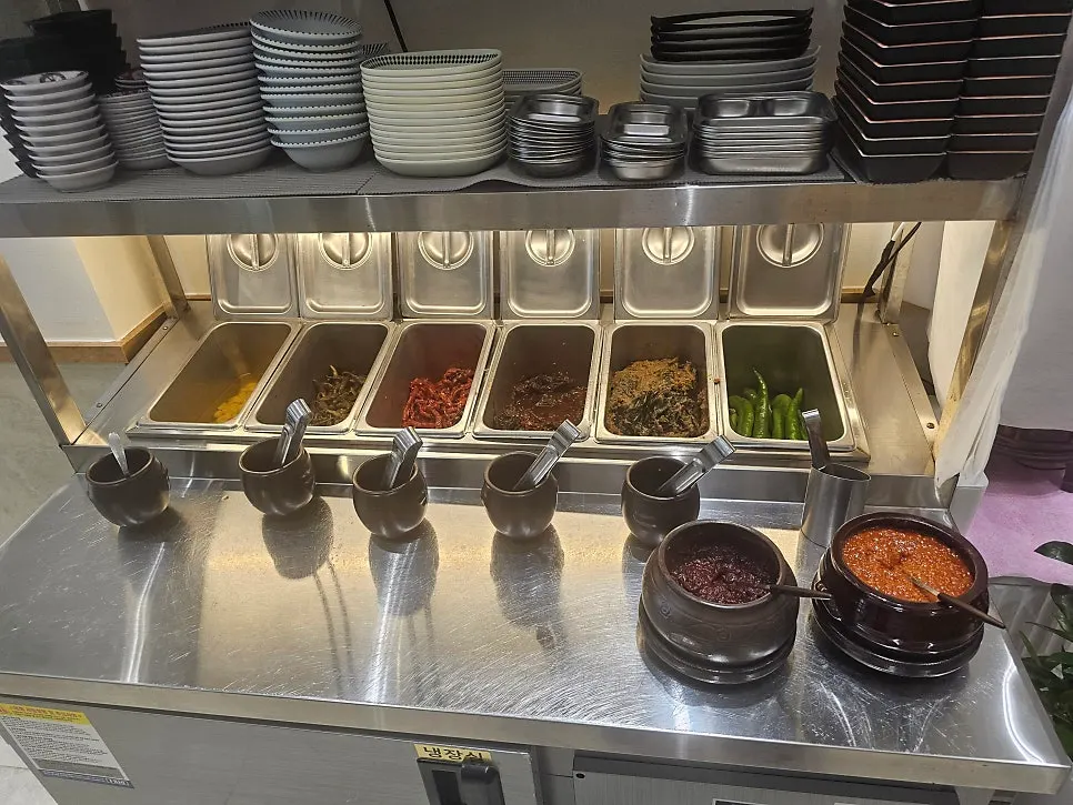 배추김치와 석박지가 담긴 항아리 김치 코너