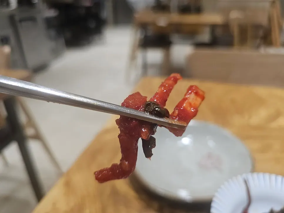 테이블에 올린 반찬과 김치