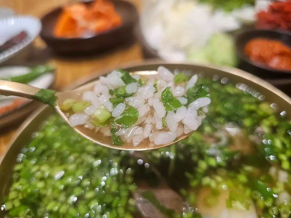 맑고 진한 미나리곰탕 국물 클로즈업