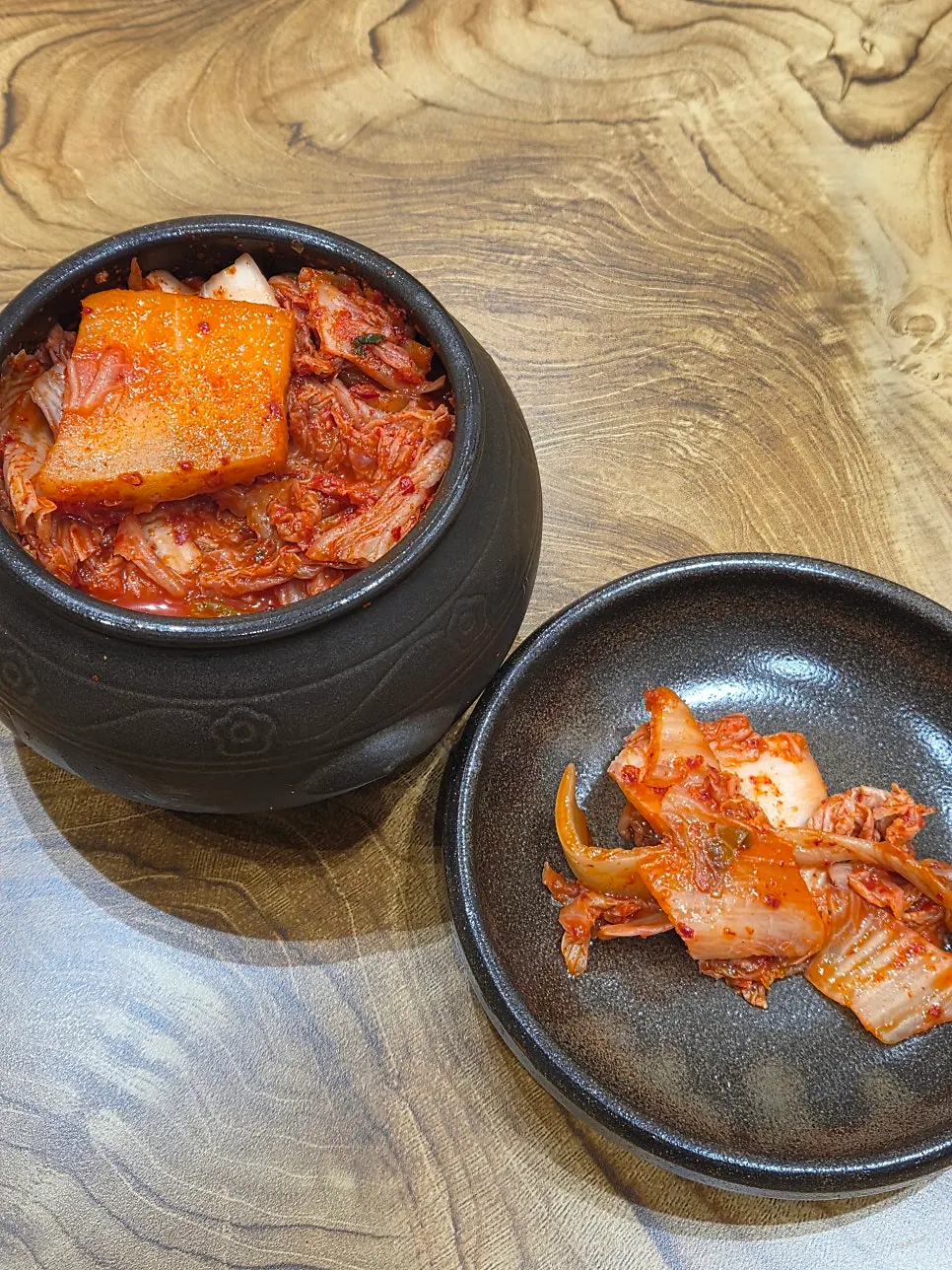 기본 반찬으로 나온 김치와 깍두기