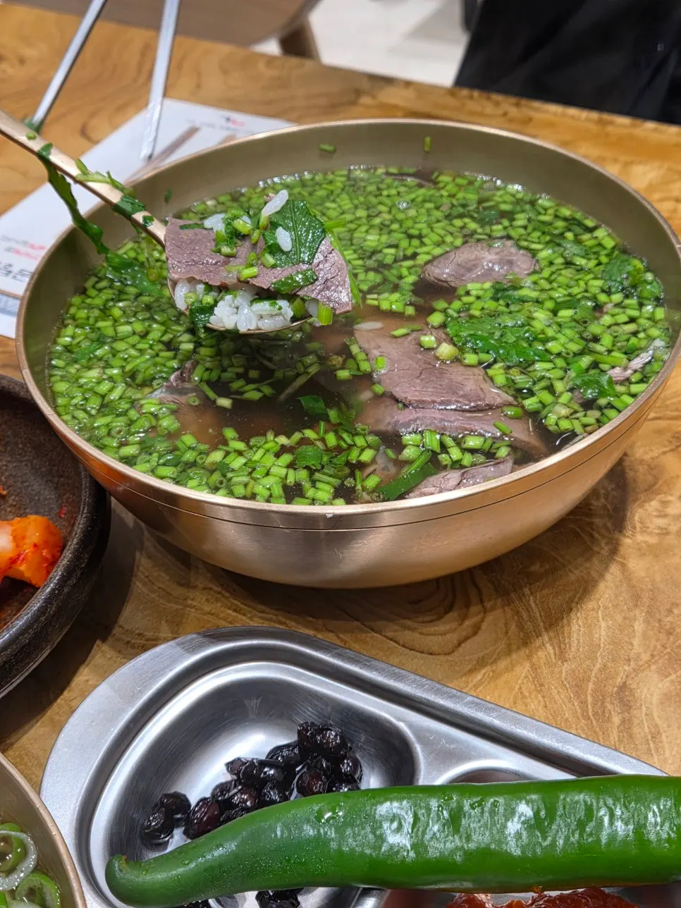 미나리곰탕 속 넉넉한 한우 고기