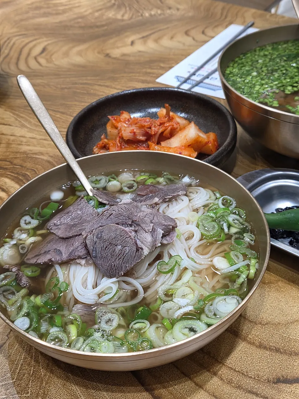 고기 토핑이 올라간 곰탕 쌀국수