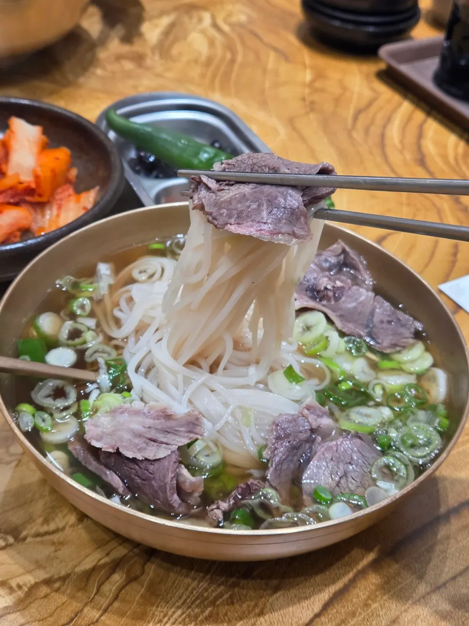 쌀국수 면을 들어 올린 모습