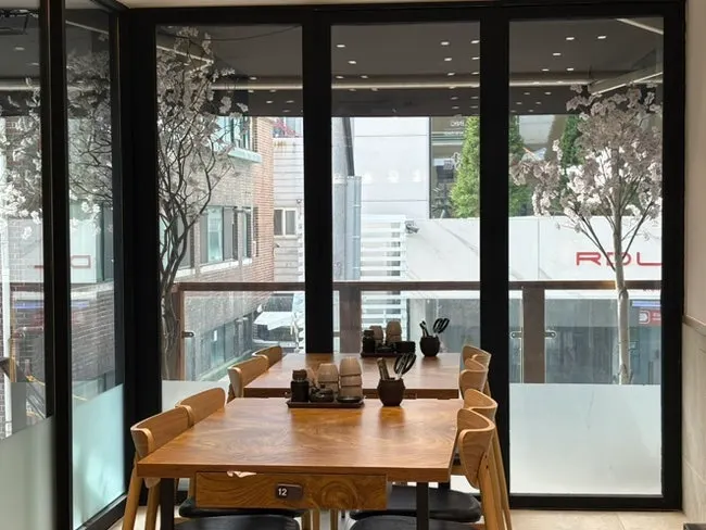 Window seating at Geumnyeong Gomtang Yeoksam Branch