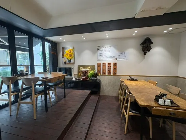 2- and 4-person tables arranged in the dining hall