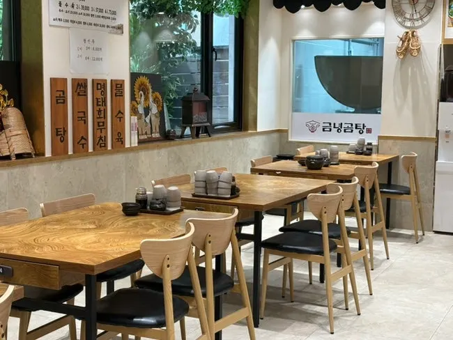 Overview of the seating area at Geumnyeong Gomtang Yeoksam Branch