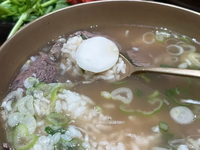 Rice cake and rice mixed into the gomtang