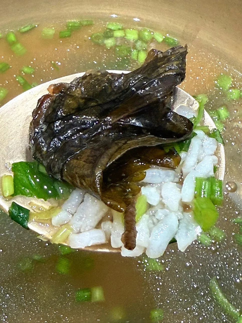 된장 깻잎과 석박지를 곁들인 곰탕