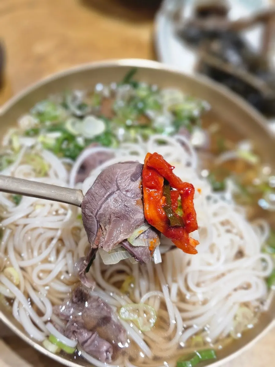 Eating rice noodles together with kimchi
