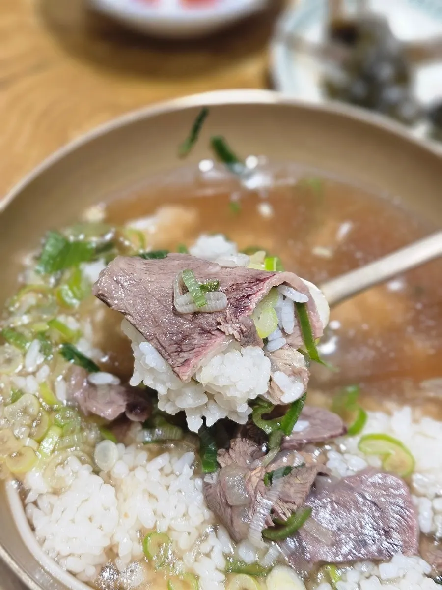 Rice mixed into the rice noodle broth to finish it like gomtang