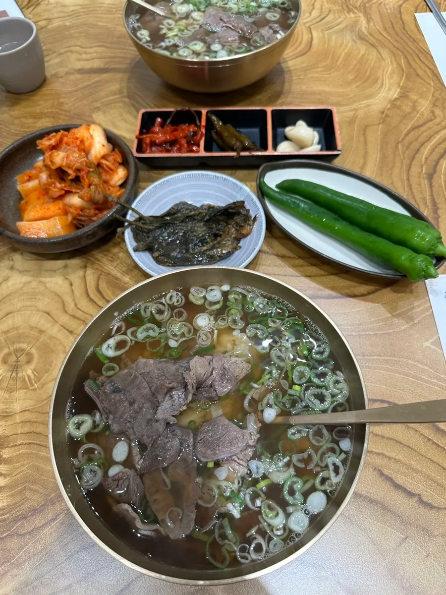 셀프바에서 담아온 깻잎된장무침과 장아찌 반찬