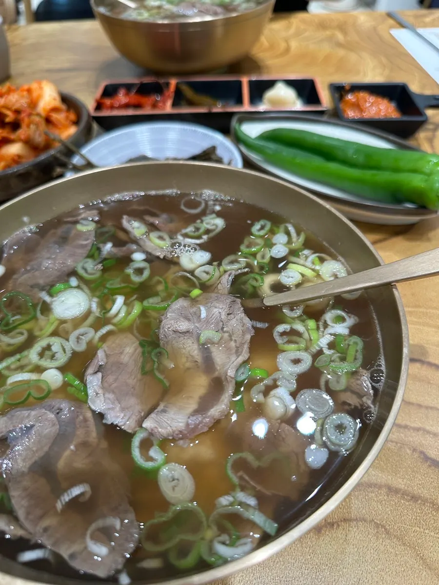 항아리에 담겨 나온 김치와 밑반찬 한 상