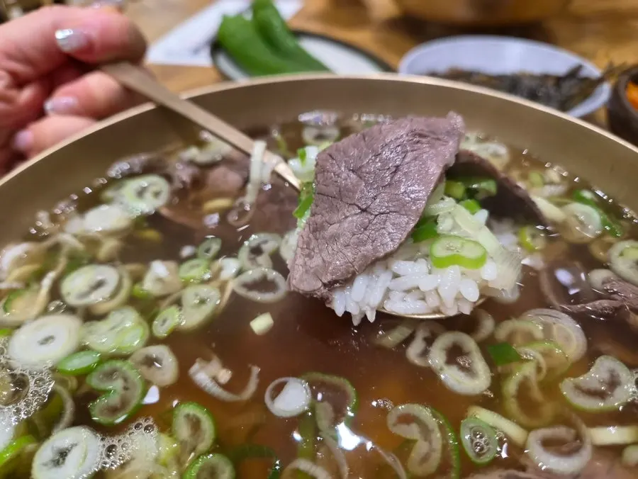 맑은 국물의 곰탕 특 한 그릇