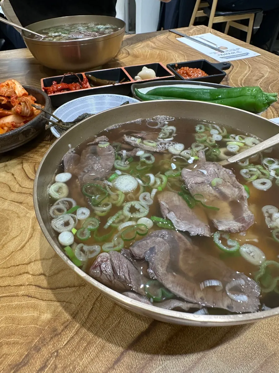 고기가 가득 들어간 곰탕 특 사이즈