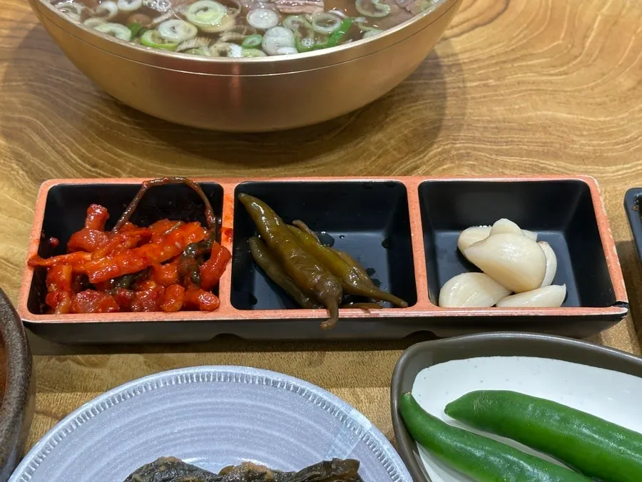 곰탕 속 고기를 건져 올린 모습