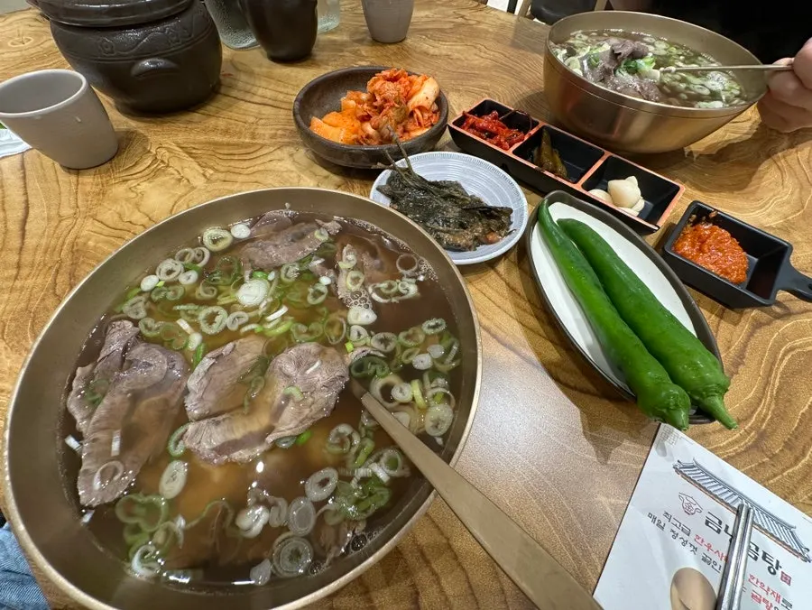 토렴식으로 나온 곰탕 밥과 국물