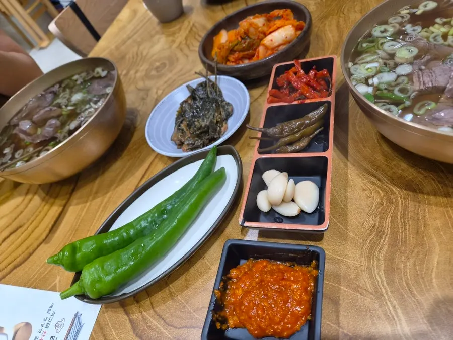 곰탕과 함께 차려진 다양한 밑반찬