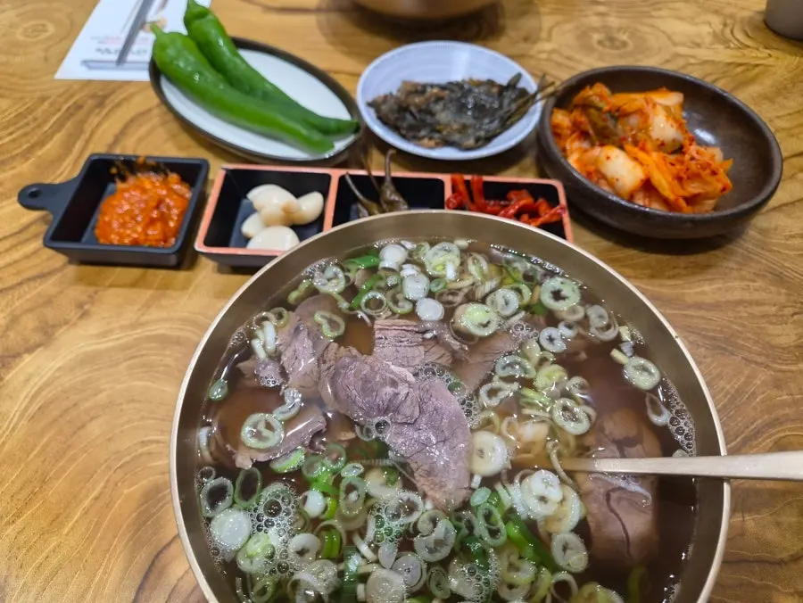 담백한 곰탕 국물과 밥 한 숟갈