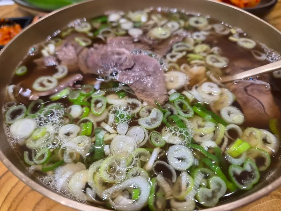 곰탕 한 그릇을 비워가는 식사 마무리