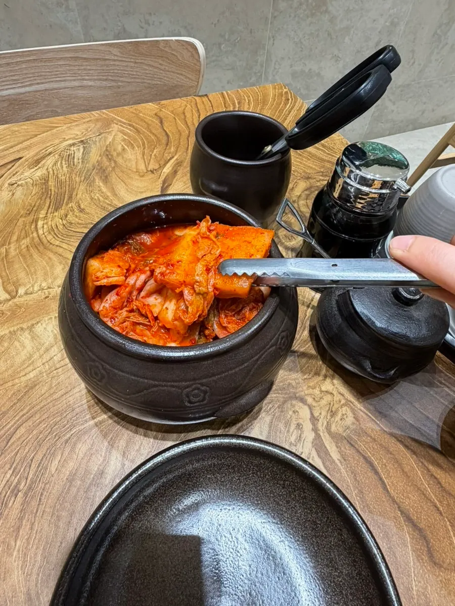 곰탕과 쌀국수, 물수육이 적힌 금녕곰탕 메뉴판