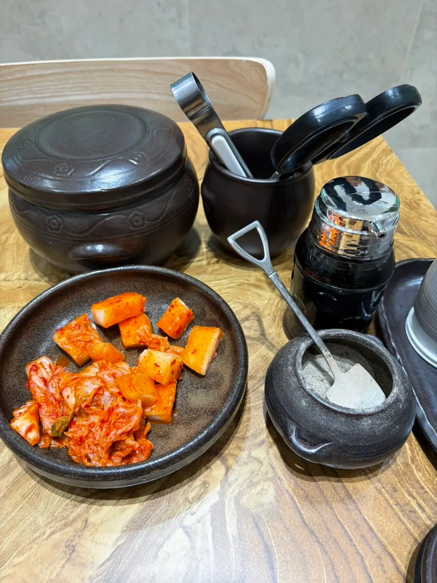 명태회무침과 왕만두가 있는 사이드 메뉴판
